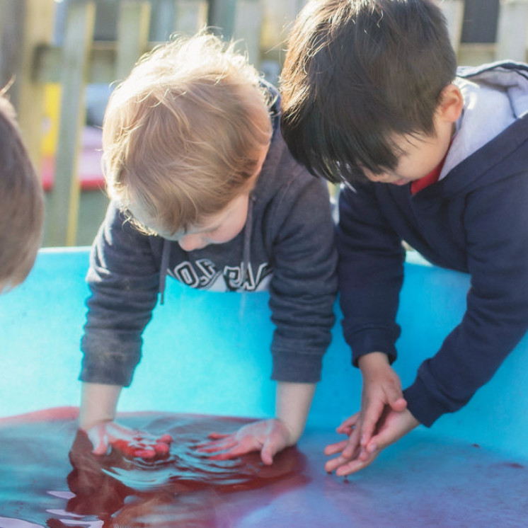 Preschool water play at Busy Bees Brookyln