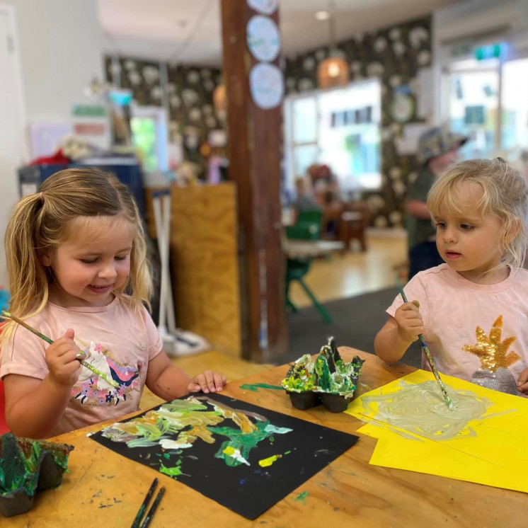 Busy Bees Mapua toddlers painting together