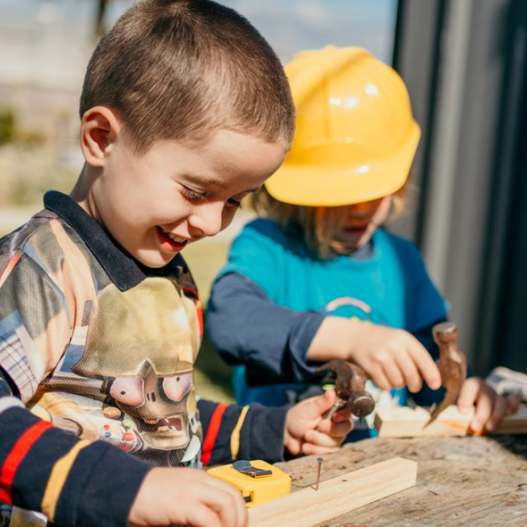 Busy Bees Papamoa Beach Kids building with hammers and nails