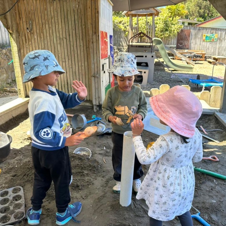 Busy Bees Whitby outdoor sandpit play for preschoolers