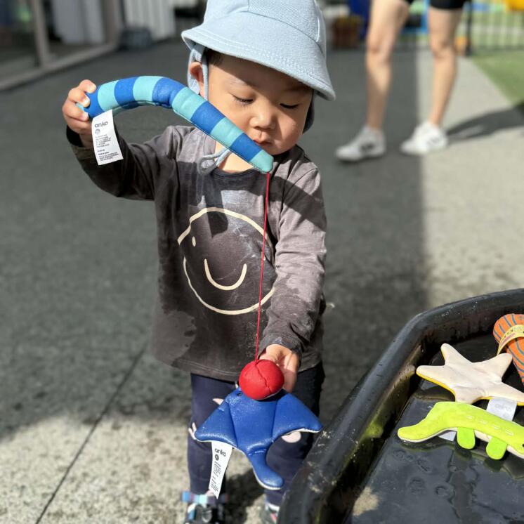 Practicing fine motorskills for preschool children at Harewood Road Montessori by Busy Bees